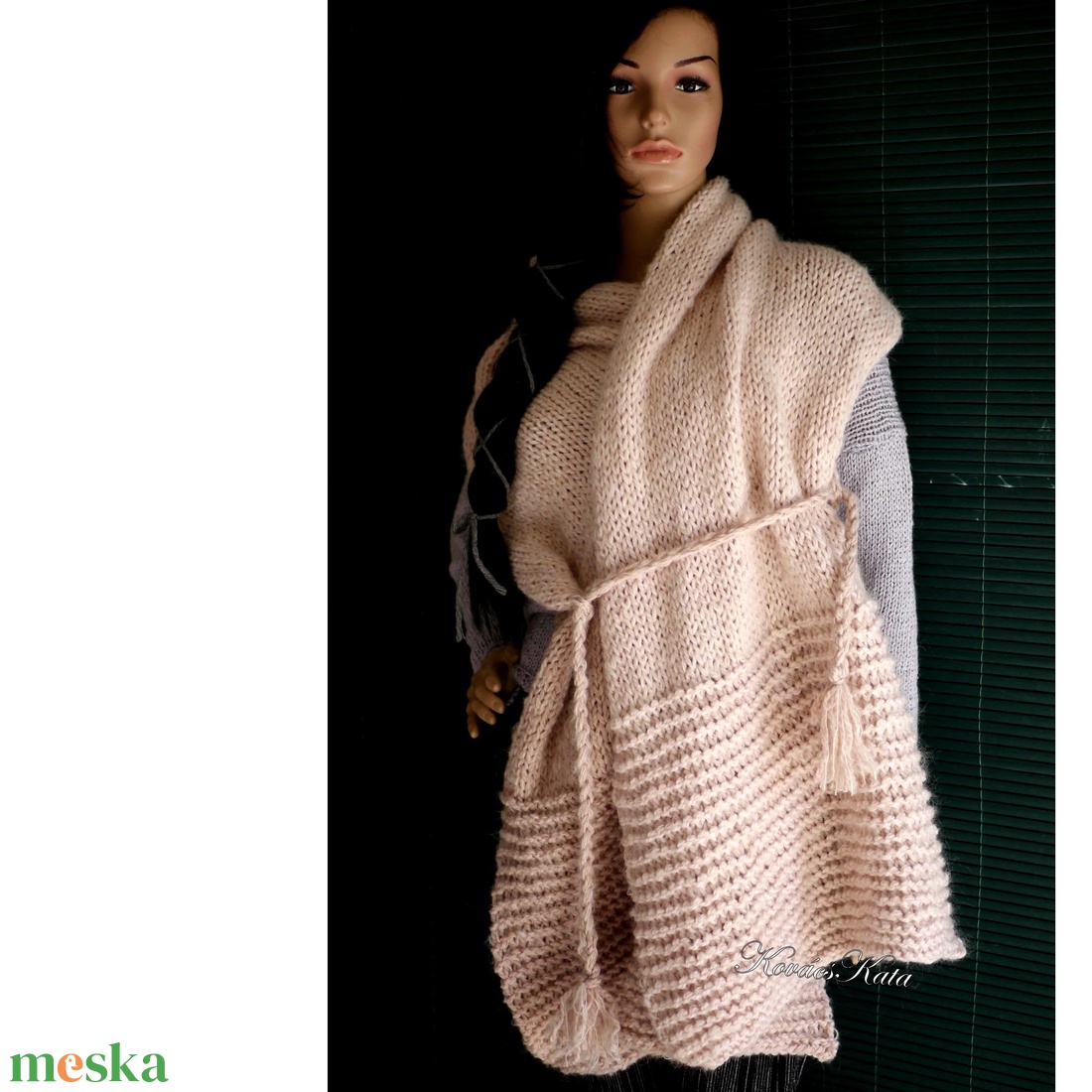 MAXI-STÓLA - extravagáns kézzel kötött gyapjú stóla JÚLIA / púder - ruha & divat - női ruha - poncsó - Meska.hu
