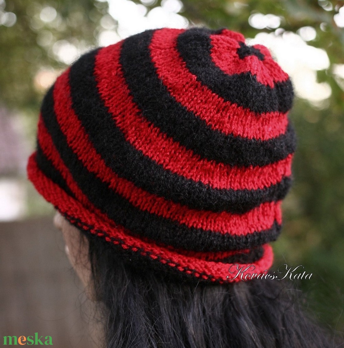 BUGSY / beanie - trendi kézzel kötött akril-selyem sapka / piros és fekete - ruha & divat - sál, sapka, kendő - sapka - Meska.hu