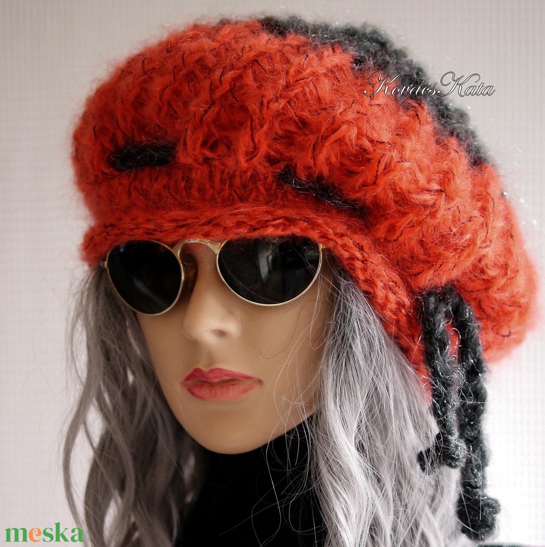 DORA / korall-antracit - extravagáns kézzel kötött chunky mohair gomba sapka  - ruha & divat - sál, sapka, kendő - sapka - Meska.hu