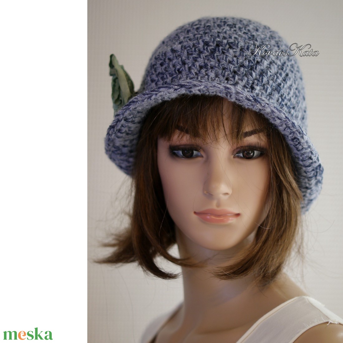 SILVER BLUE - ezüstszálas horgolt flapper design kalap selyemrózsa brossal - ruha & divat - sál, sapka, kendő - kalap - Meska.hu
