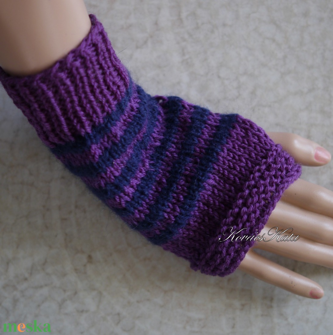 BOSZI KESZTYŰ - kézzel kötött exkluzív rövid kesztyűszár, kézmelegítő / ibolya-kék - ruha & divat - sál, sapka, kendő - kesztyű - Meska.hu