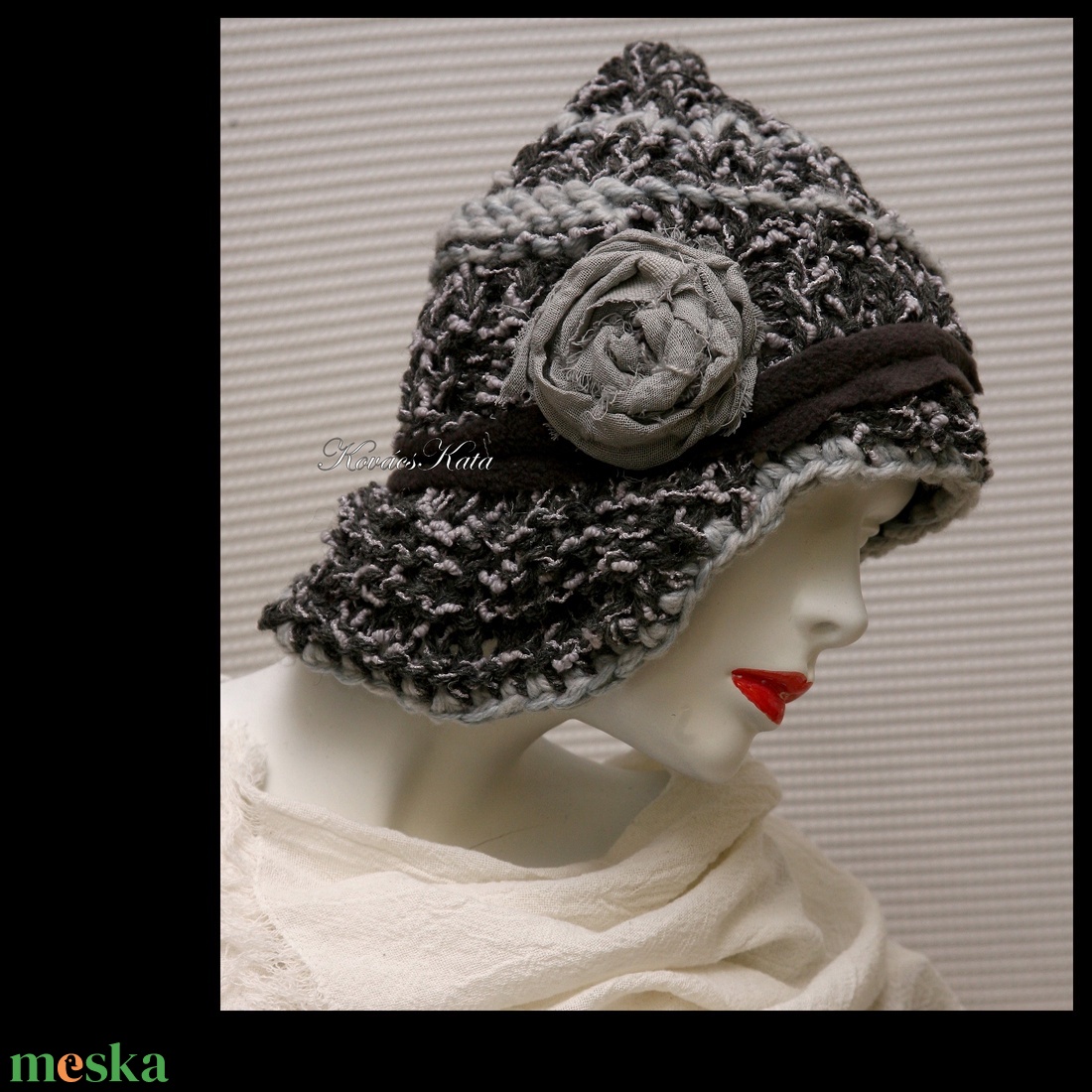 CLOCHE-ART - extravagáns kézzel kötött kalap / szürke, fekete - ruha & divat - sál, sapka, kendő - sapka - Meska.hu