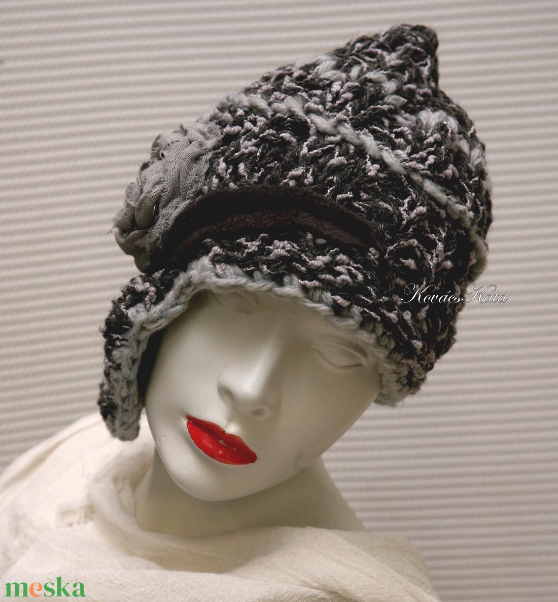 CLOCHE-ART - extravagáns kézzel kötött kalap / szürke, fekete - ruha & divat - sál, sapka, kendő - sapka - Meska.hu