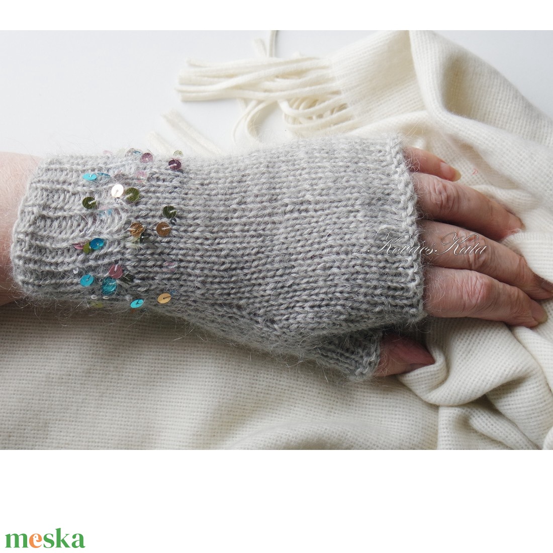BIZSU-KESZTYŰ / selymes - exkluzív kézzel kötött flitteres kid-silk kesztyű / homok - ruha & divat - sál, sapka, kendő - kesztyű - Meska.hu