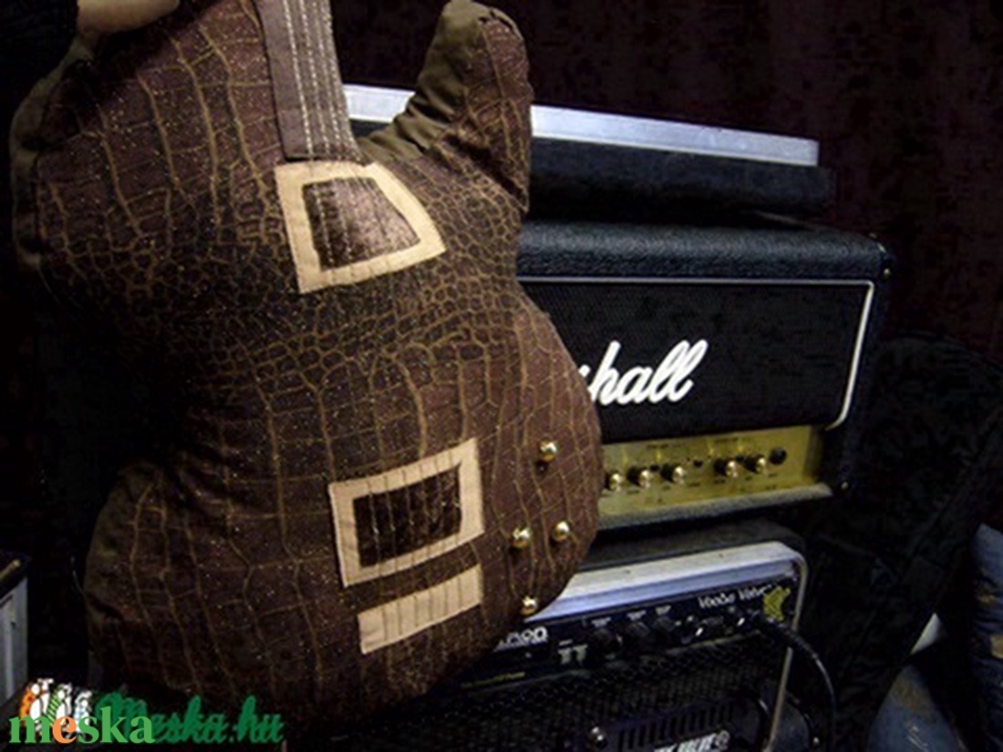 Gitár alakú párna - Barna színű Gibson Les Paul típusú gitár párna élethű nagyságban - otthon & lakás - lakástextil - párna & párnahuzat - Meska.hu