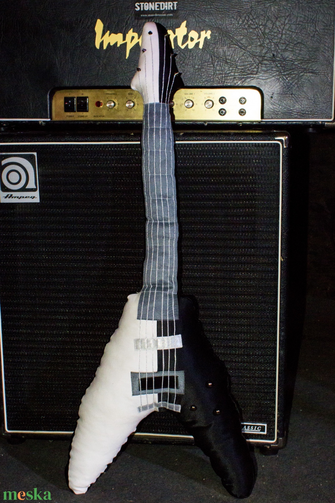 Gitár alakú párna - Fekete-fehér Gibson Flying V típusú gitár párna - csak rendelésre! - otthon & lakás - lakástextil - párna & párnahuzat - Meska.hu Gitár alakú párna - Fekete-fehér Gibson Flying V típusú gitár párna - csak rendelésre! - otthon & lakás - lakástextil - párna & párnahuzat - Meska.hu