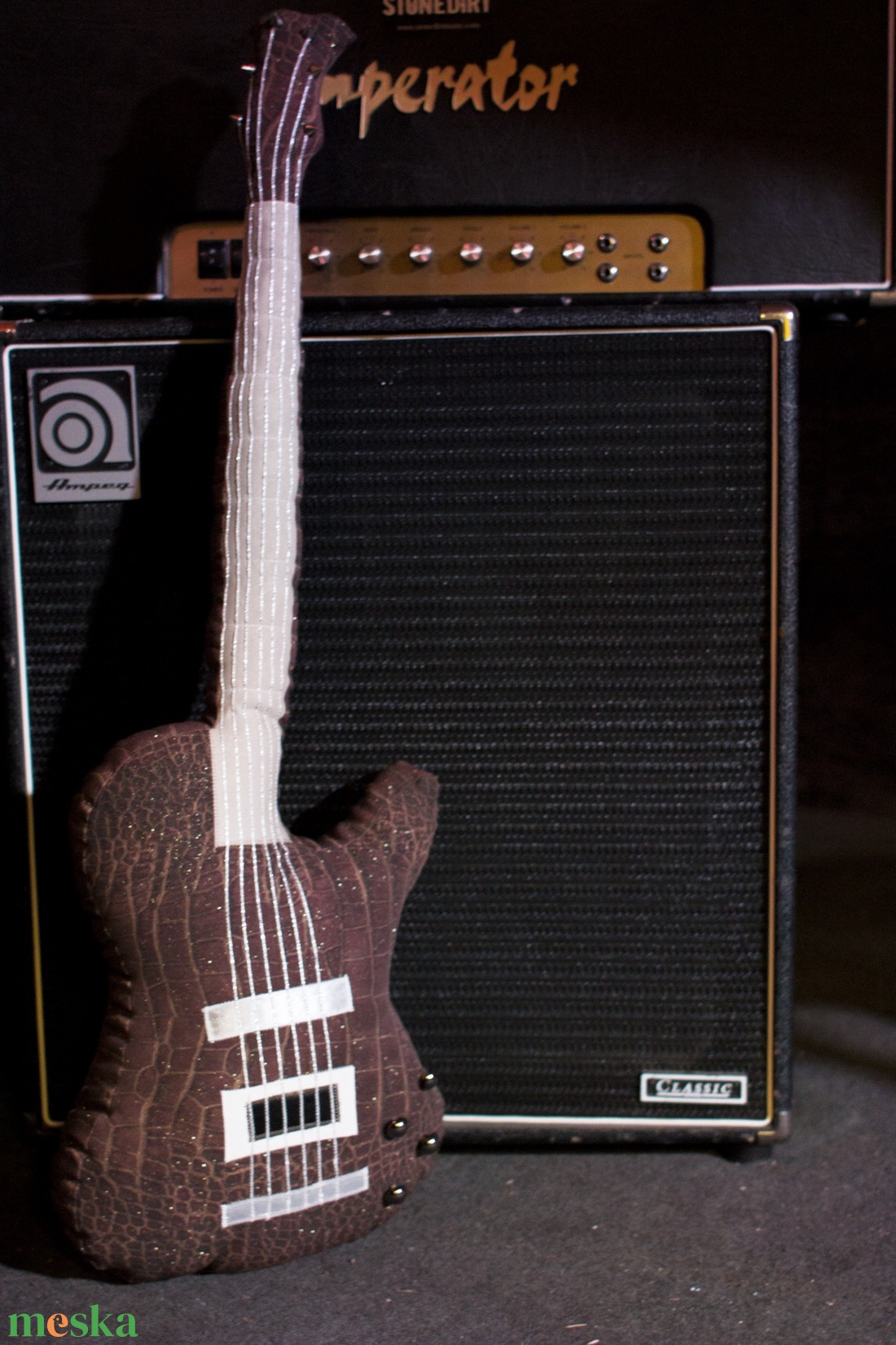 Gitár alakú párna - Barna színű Gibson Les Paul típusú gitár párna élethű nagyságban - otthon & lakás - lakástextil - párna & párnahuzat - Meska.hu Gitár alakú párna - Barna színű Gibson Les Paul típusú gitár párna élethű nagyságban - otthon & lakás - lakástextil - párna & párnahuzat - Meska.hu