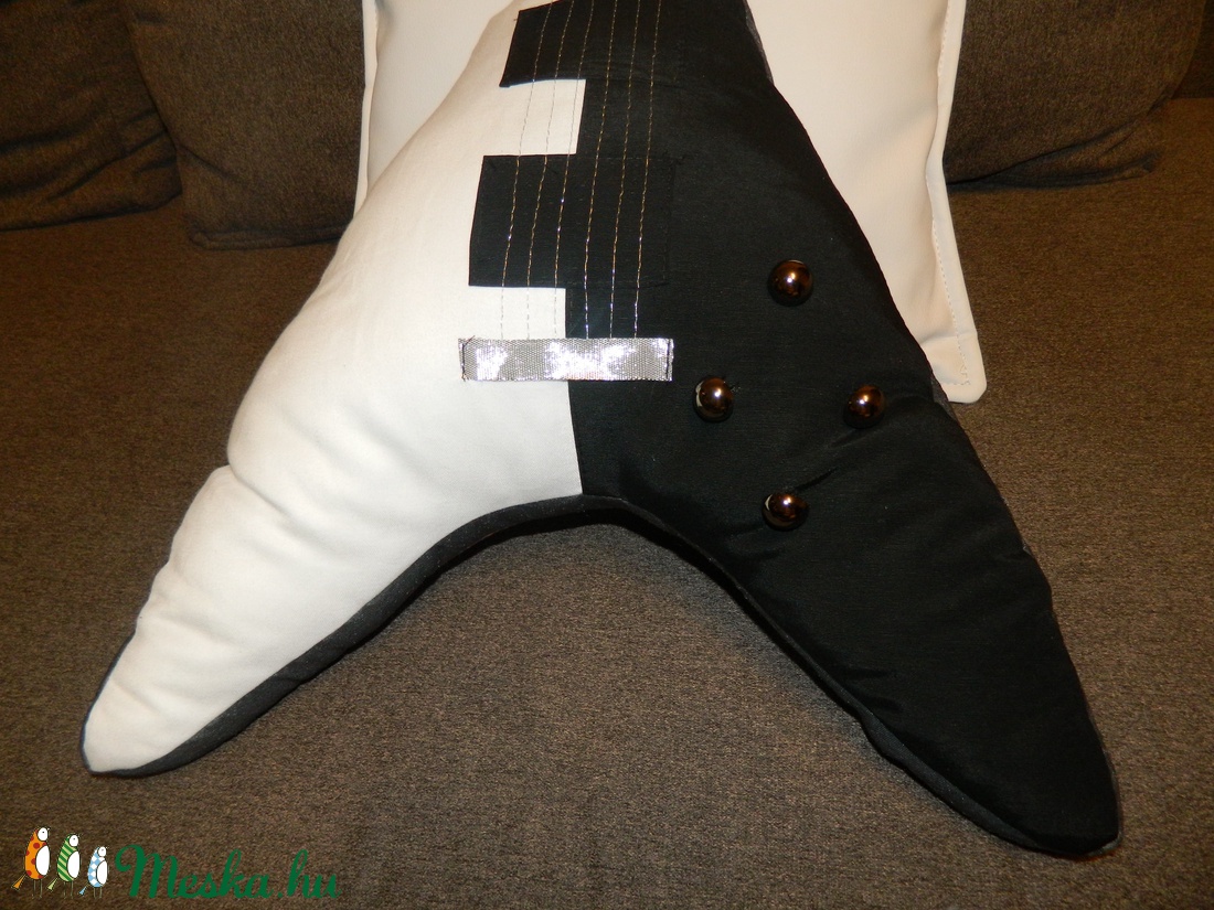 Gitár alakú párna - Fekete-fehér Gibson Flying V típusú gitár párna - csak rendelésre! - otthon & lakás - lakástextil - párna & párnahuzat - Meska.hu Gitár alakú párna - Fekete-fehér Gibson Flying V típusú gitár párna - csak rendelésre! - otthon & lakás - lakástextil - párna & párnahuzat - Meska.hu