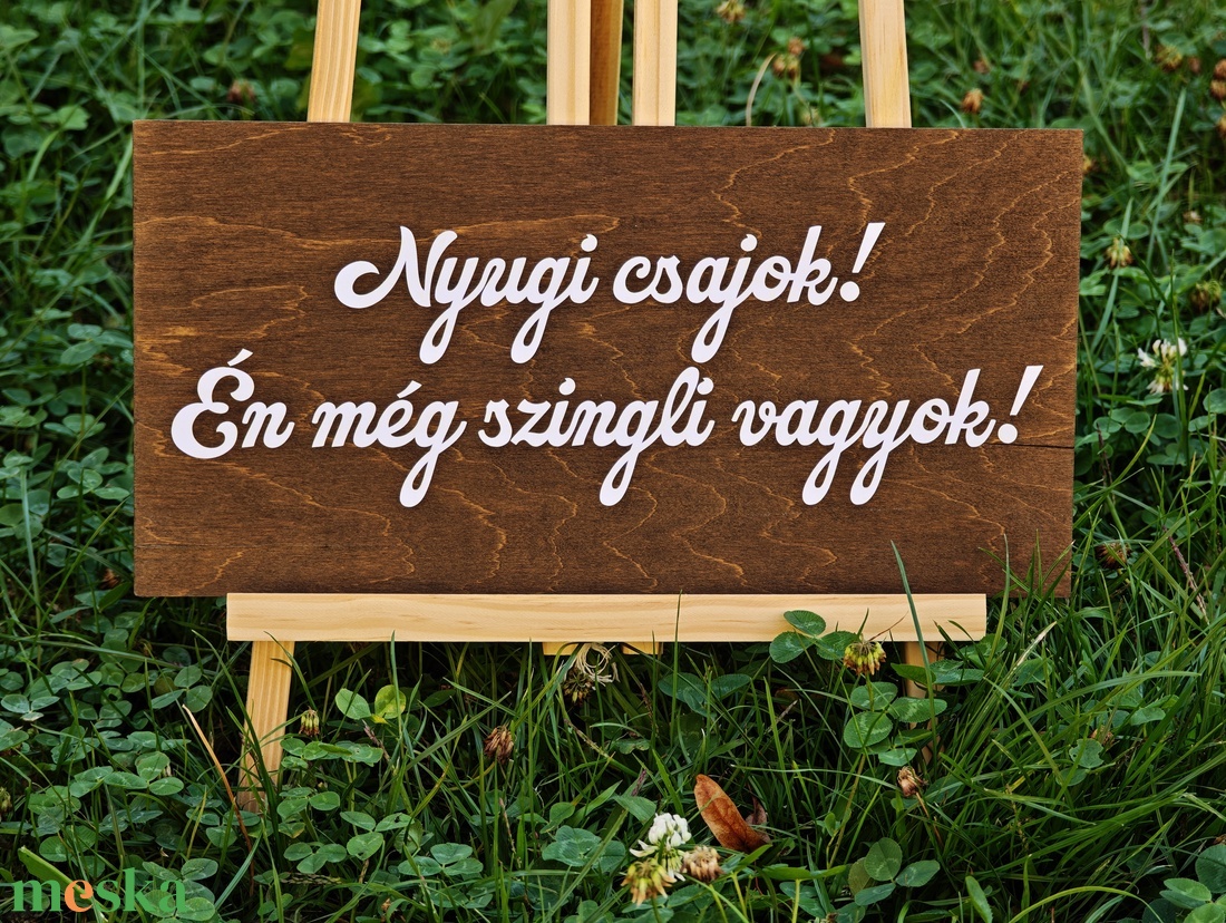 Esküvői  tábla  Nyugi csajok, én még szingli vagyok - esküvő - dekoráció - tábla & jelzés - Meska.hu