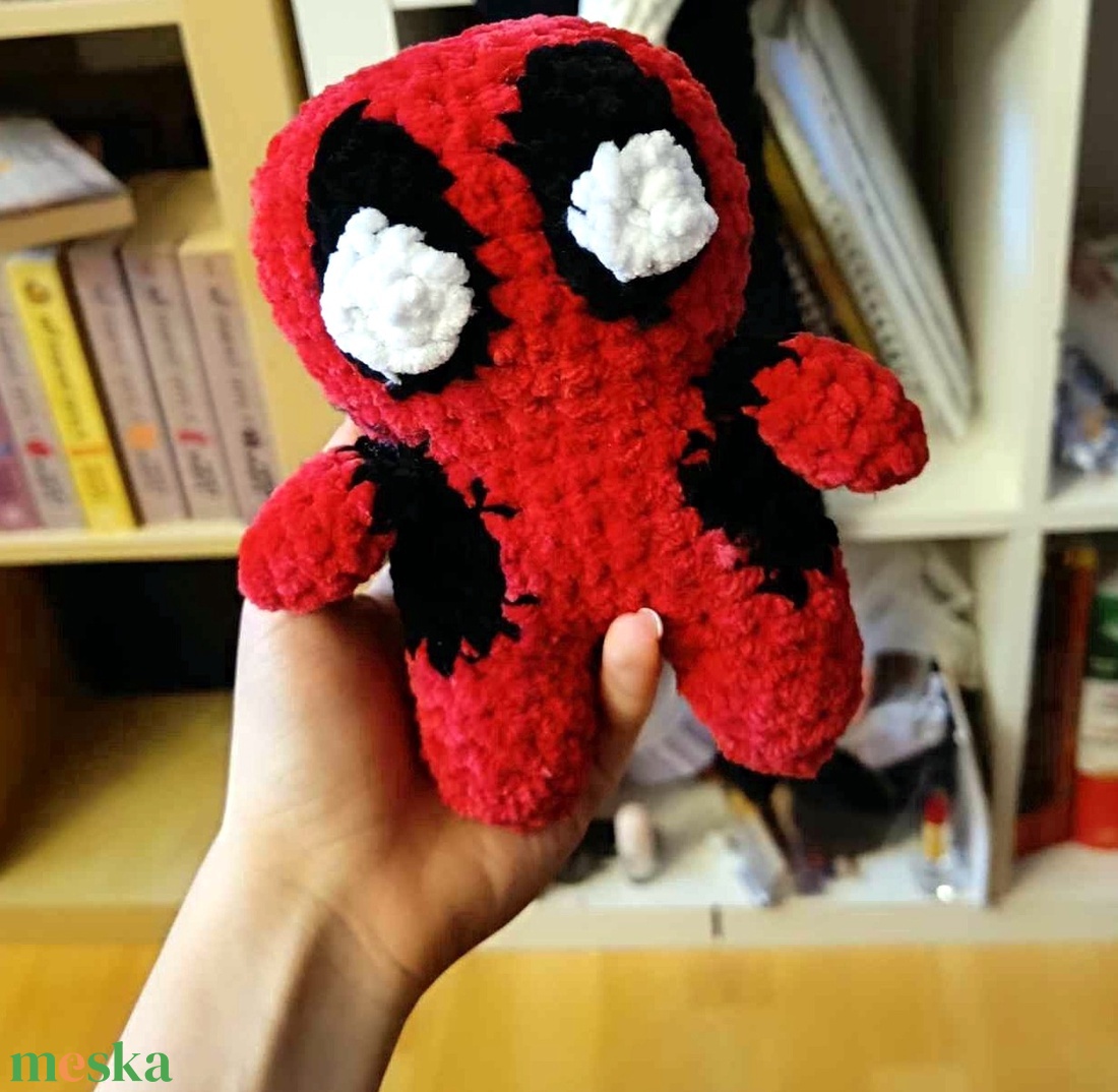 Horgolt Deadpool plüss  - játék & sport - plüssállat & játékfigura - más figura - Meska.hu