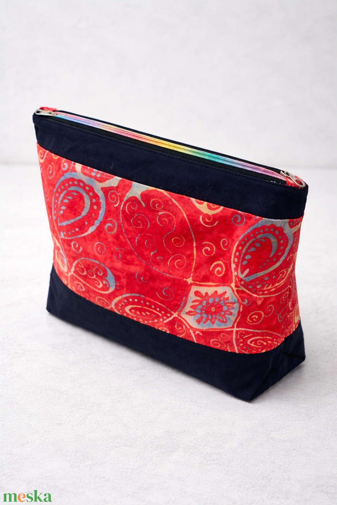 Kézzel készült neszesszer szivárvány cipzárral � batikolt pamutvászon, letörölhető bélés - táska & tok - neszesszer - Meska.hu