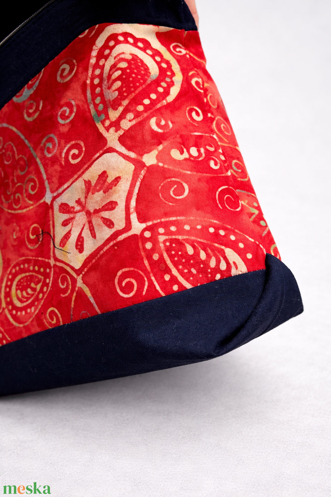 Kézzel készült neszesszer szivárvány cipzárral � batikolt pamutvászon, letörölhető bélés - táska & tok - neszesszer - Meska.hu