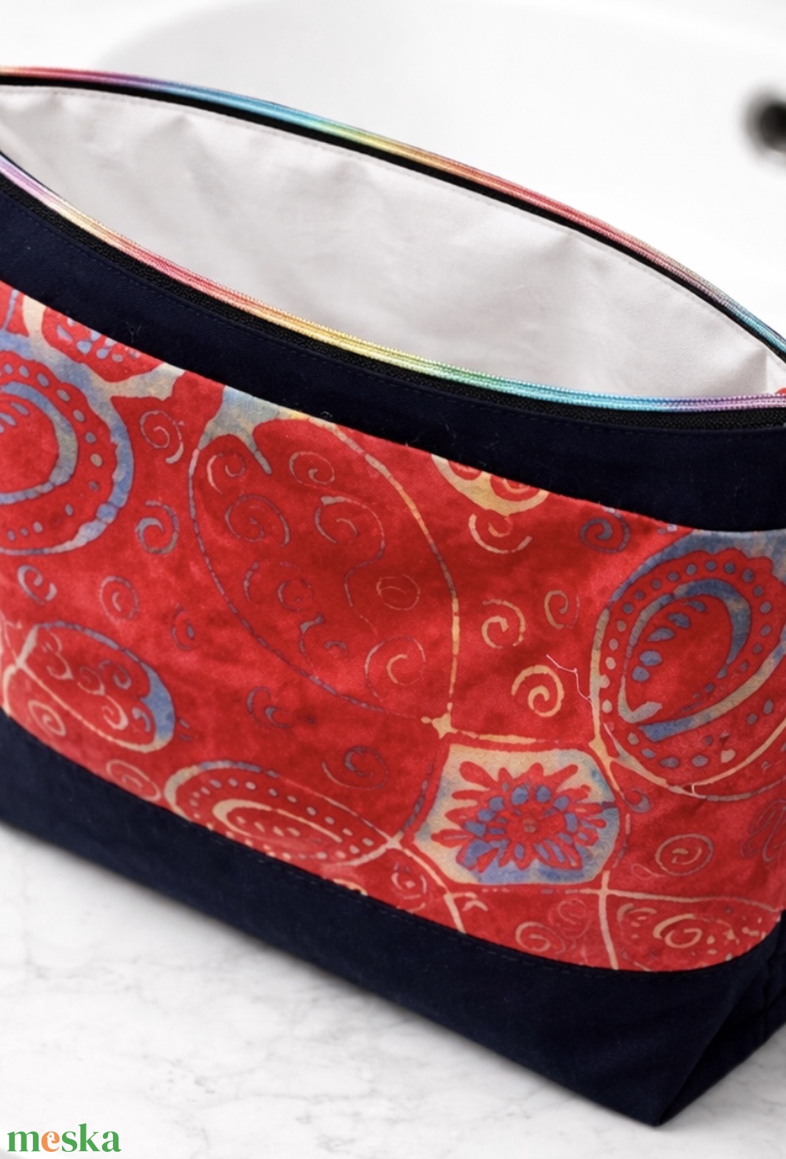 Kézzel készült neszesszer szivárvány cipzárral � batikolt pamutvászon, letörölhető bélés - táska & tok - neszesszer - Meska.hu