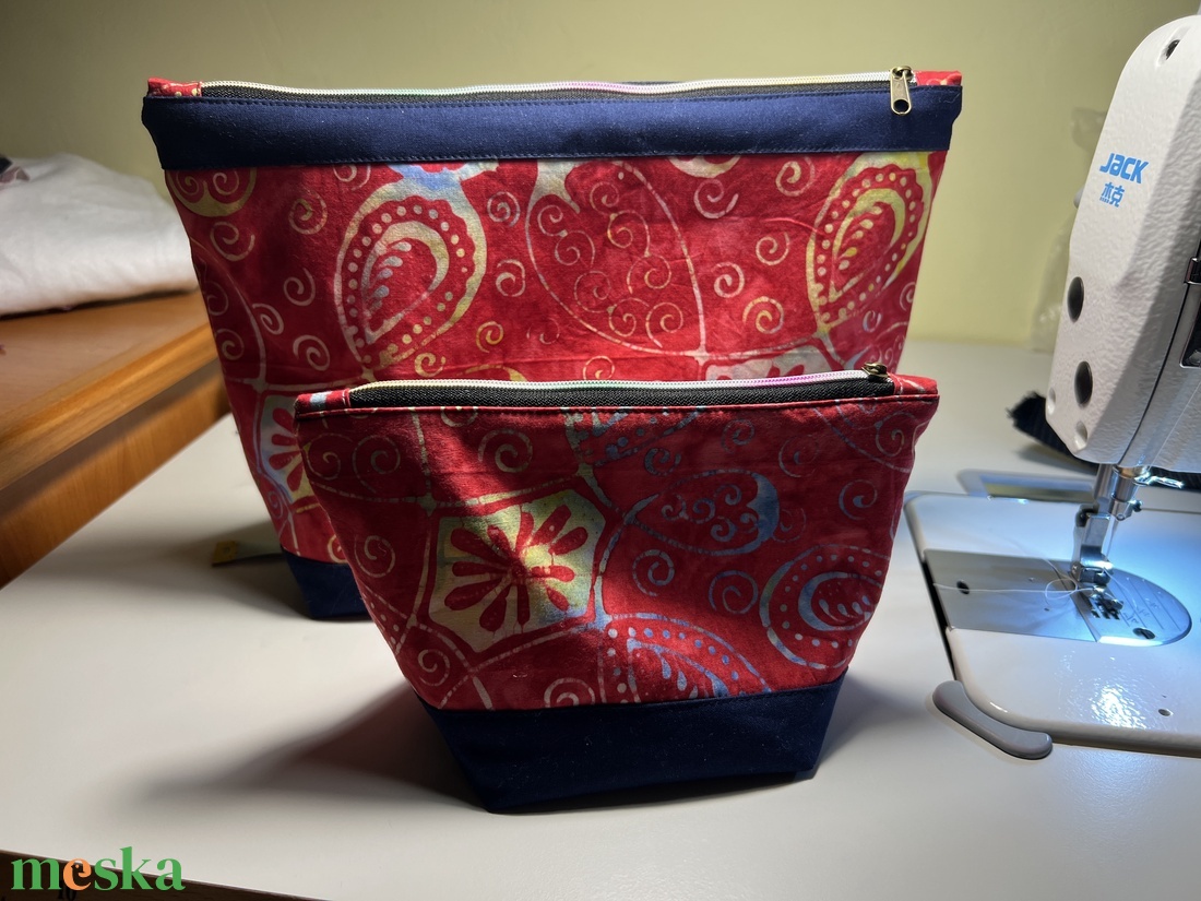 Kis sminktáska, egyedi batikolt pamut - táska & tok - neszesszer - Meska.hu