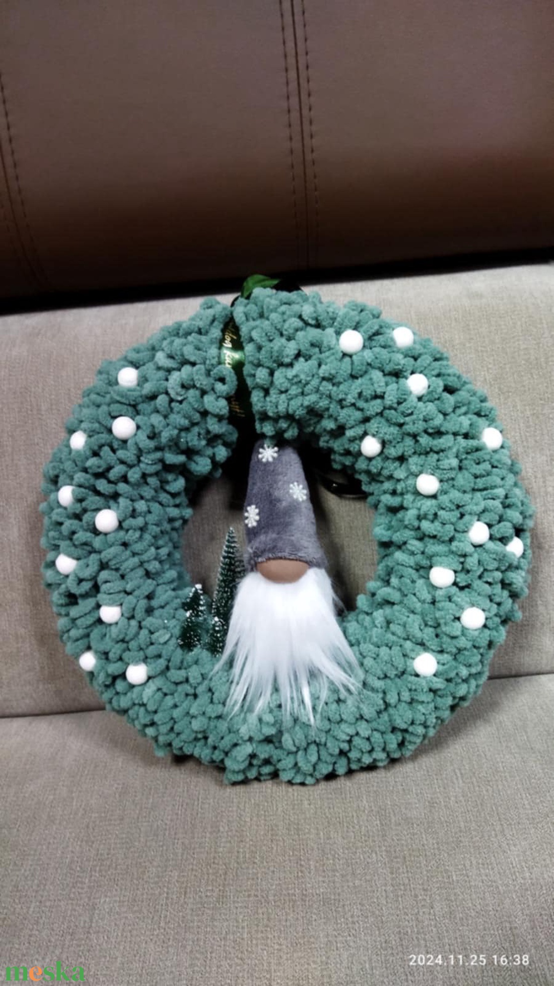 Zöld bolyhos, manós ajtókopogtató - karácsony - adventi díszek - adventi ajtódísz - Meska.hu