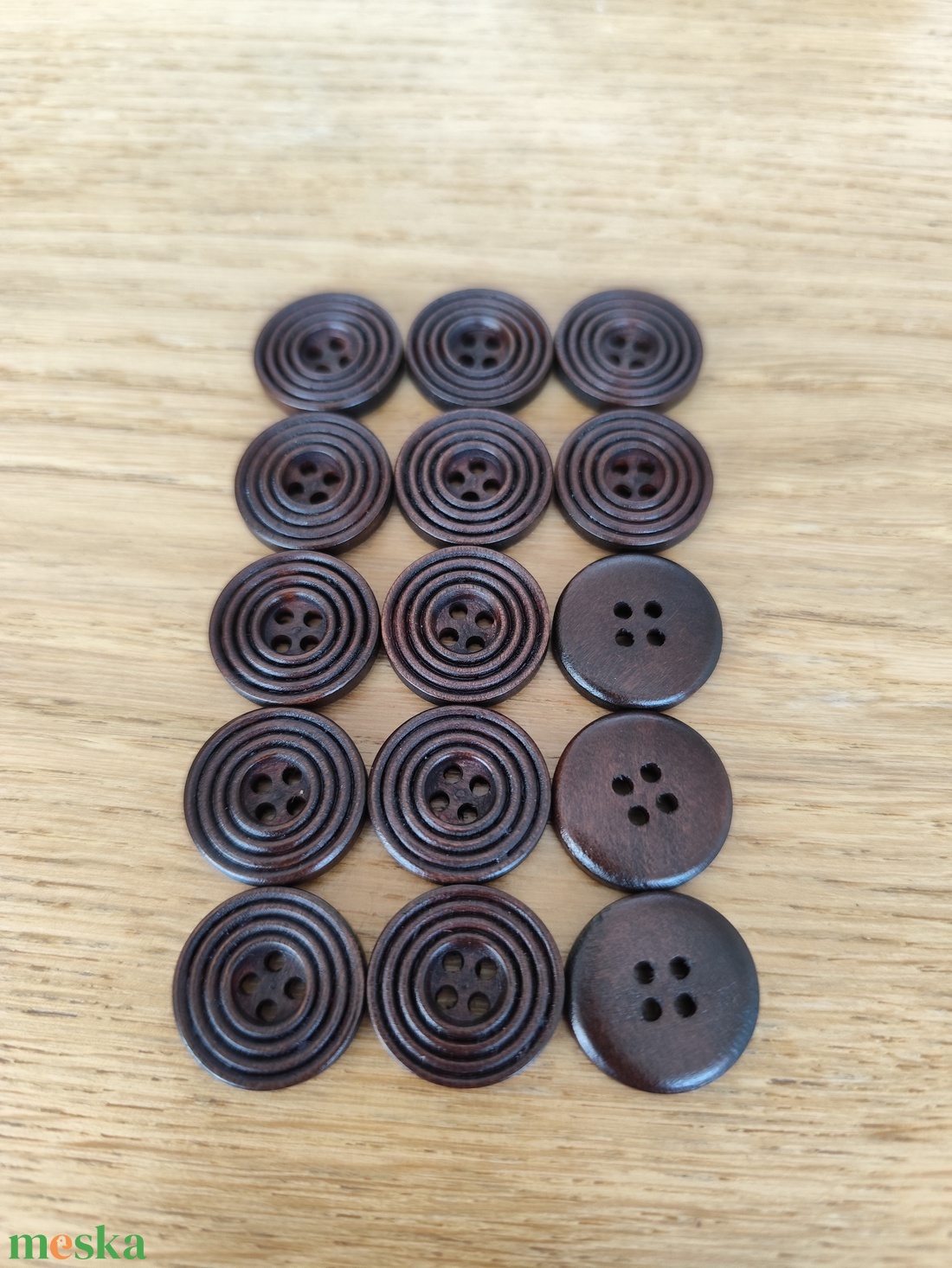 Sötétbarna négylyukú fa gombok - 15 db - kellékek & szerszámok - rövidáru - gomb - Meska.hu Sötétbarna négylyukú fa gombok - 15 db - kellékek & szerszámok - rövidáru - gomb - Meska.hu