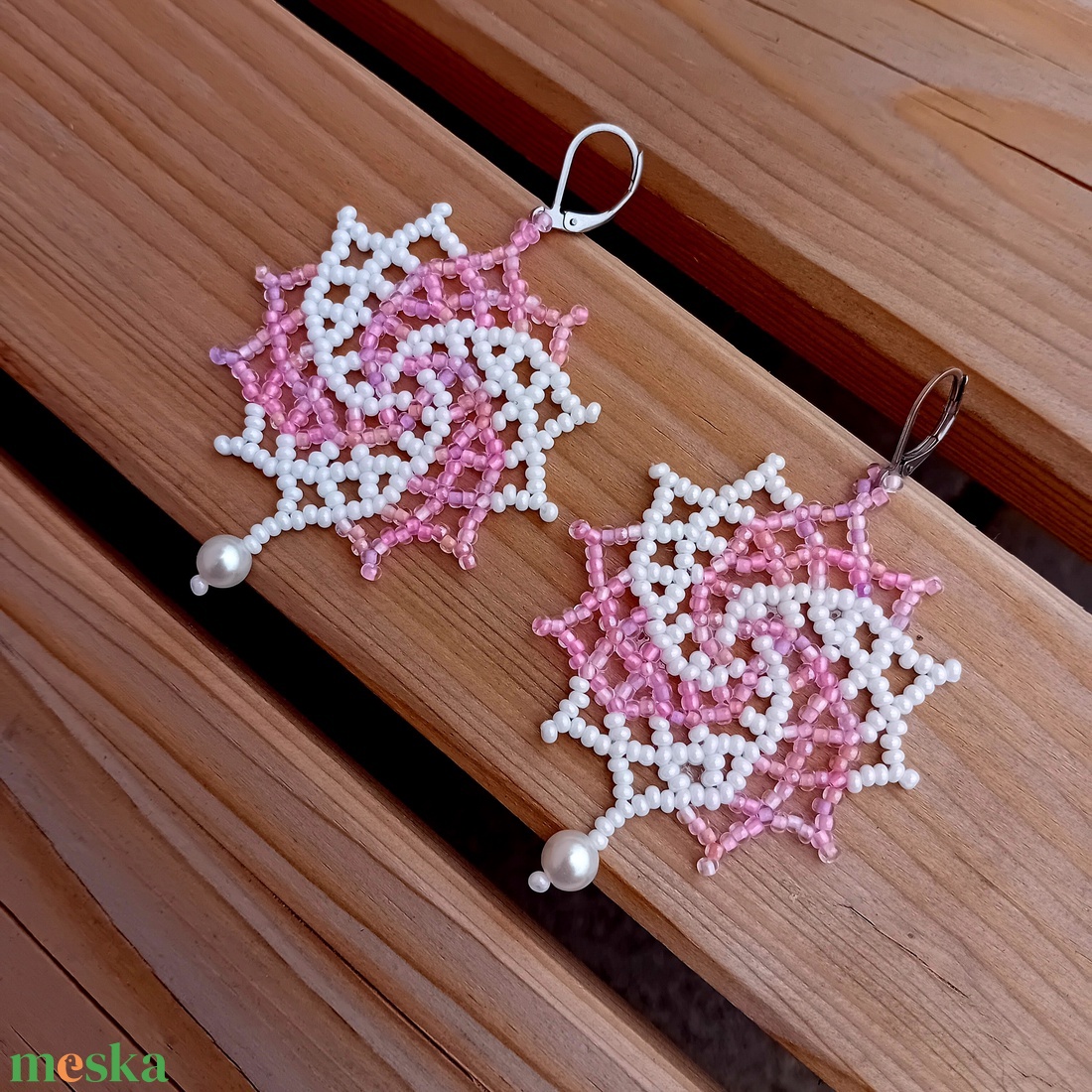 ,,Swirly pink gyöngyfűzött fülbevaló  - ékszer - fülbevaló - lógós kerek fülbevaló - Meska.hu