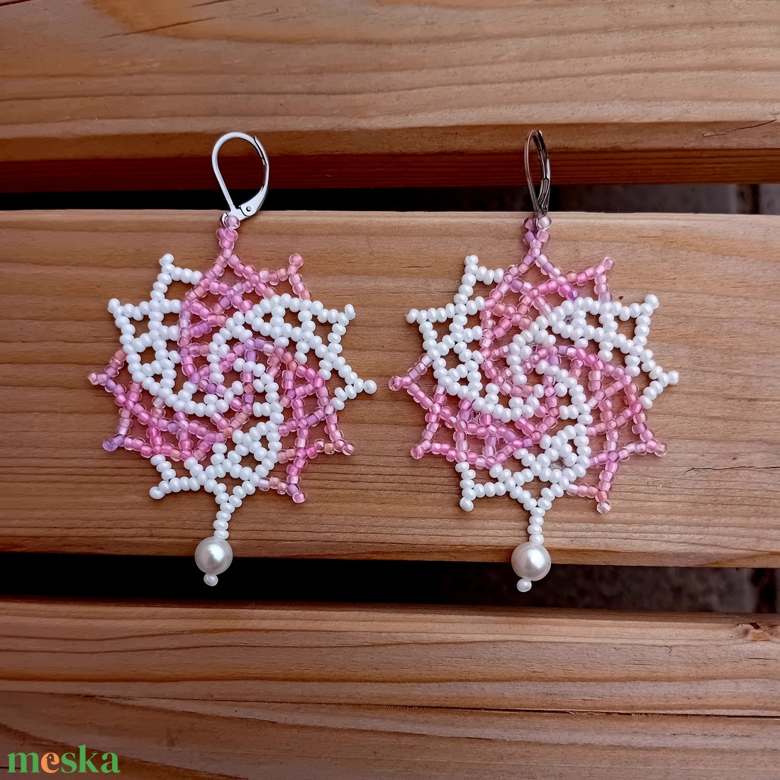 ,,Swirly pink gyöngyfűzött fülbevaló  - ékszer - fülbevaló - lógós kerek fülbevaló - Meska.hu