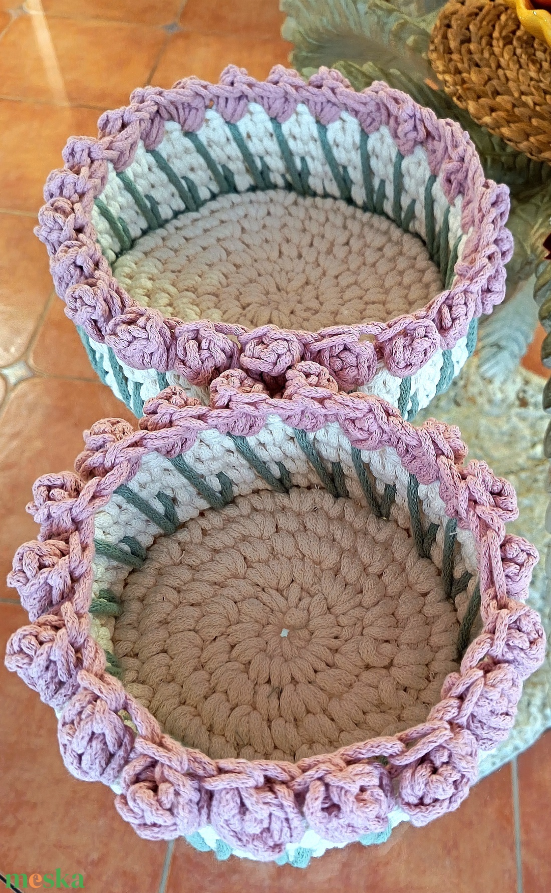 Horgolt tulipán mintás kosár szett  2 darabos - otthon & életmód - tárolás & rendszerezés - tárolókosár - Meska.hu