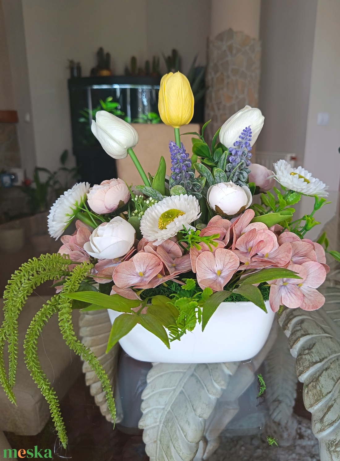 Tavaszi asztaldísz tulipánnal, boglárkával és gyöngyikével - otthon & életmód - dekoráció - asztal és polc dekoráció - asztaldísz - Meska.hu