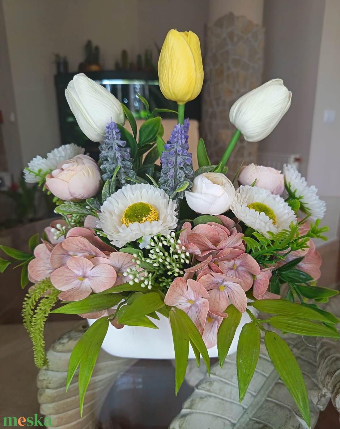 Tavaszi asztaldísz tulipánnal, boglárkával és gyöngyikével - otthon & életmód - dekoráció - asztal és polc dekoráció - asztaldísz - Meska.hu