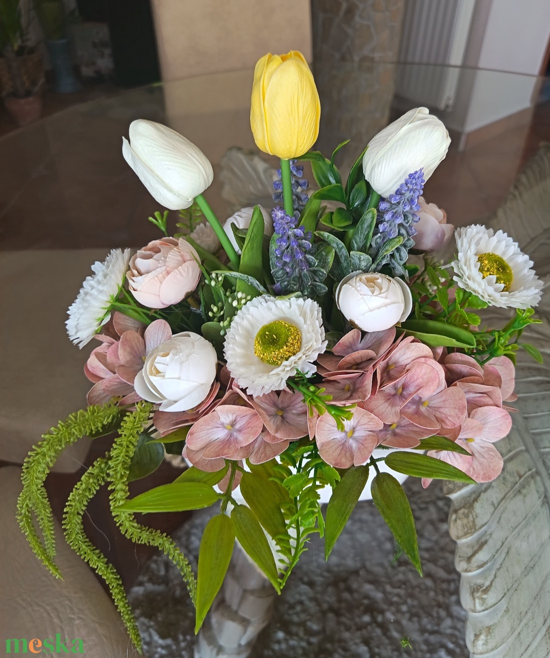 Tavaszi asztaldísz tulipánnal, boglárkával és gyöngyikével - otthon & életmód - dekoráció - asztal és polc dekoráció - asztaldísz - Meska.hu