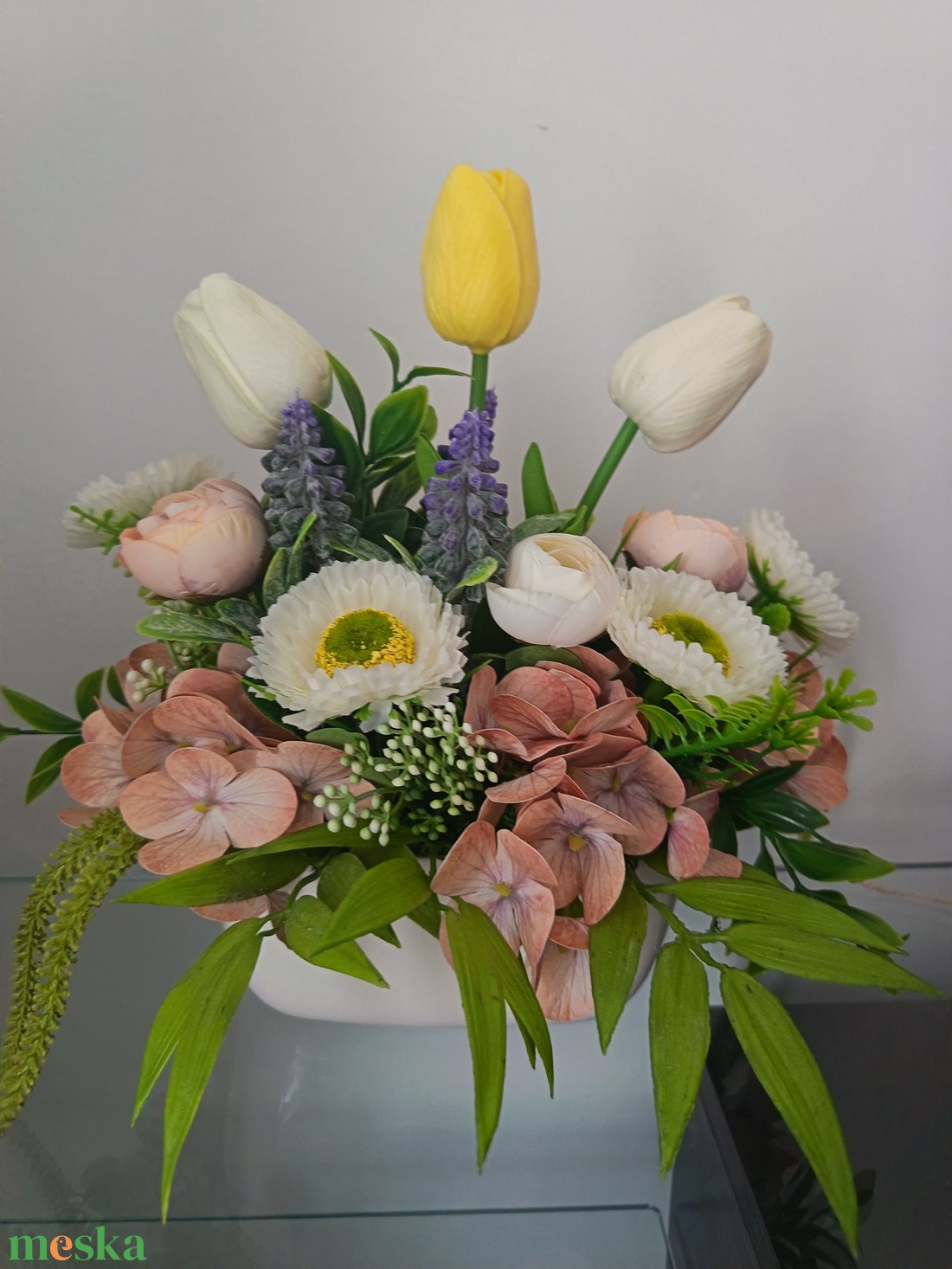 Tavaszi asztaldísz tulipánnal, boglárkával és gyöngyikével - otthon & életmód - dekoráció - asztal és polc dekoráció - asztaldísz - Meska.hu