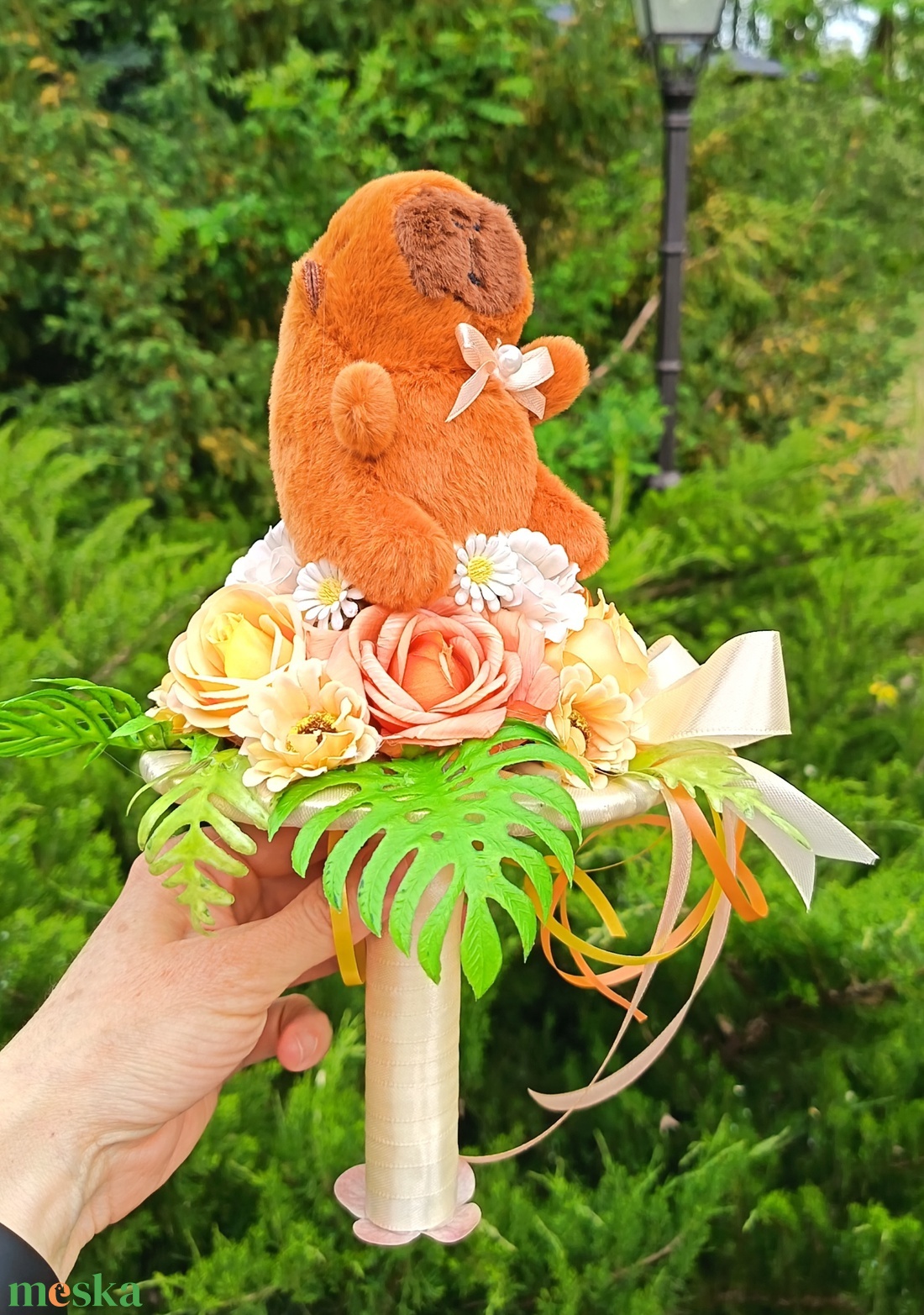 Ovis/bölcsis ballagási csokor plüss capybarával kislányoknak - otthon & életmód - virágdekoráció - virágok - virágcsokor - Meska.hu