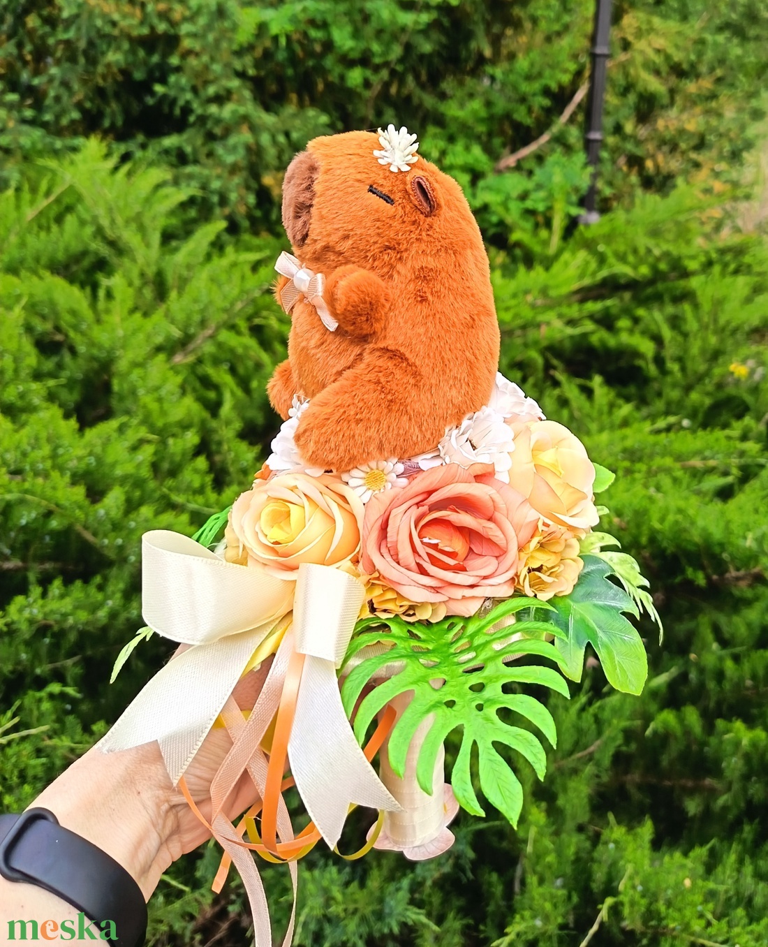 Ovis/bölcsis ballagási csokor plüss capybarával kislányoknak - otthon & életmód - virágdekoráció - virágok - virágcsokor - Meska.hu