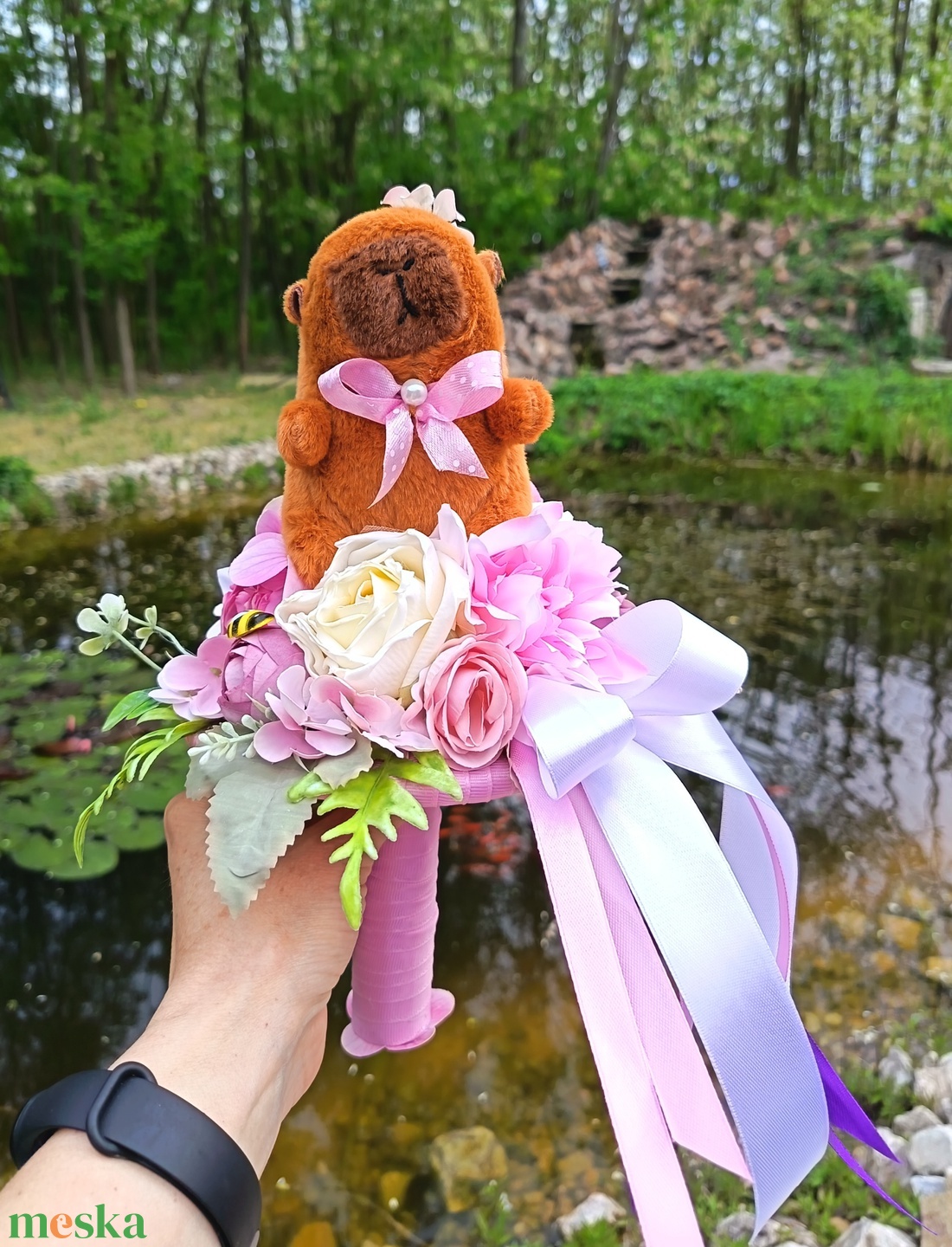 Ovis-bölcsis ballagási csokor plüss capybarával  - otthon & életmód - virágdekoráció - virágok - virágcsokor - Meska.hu