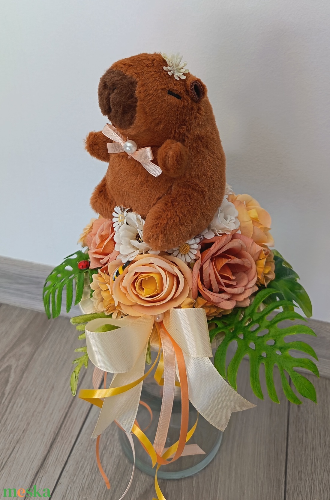 Ovis/bölcsis ballagási csokor plüss capybarával kislányoknak - otthon & életmód - virágdekoráció - virágok - virágcsokor - Meska.hu