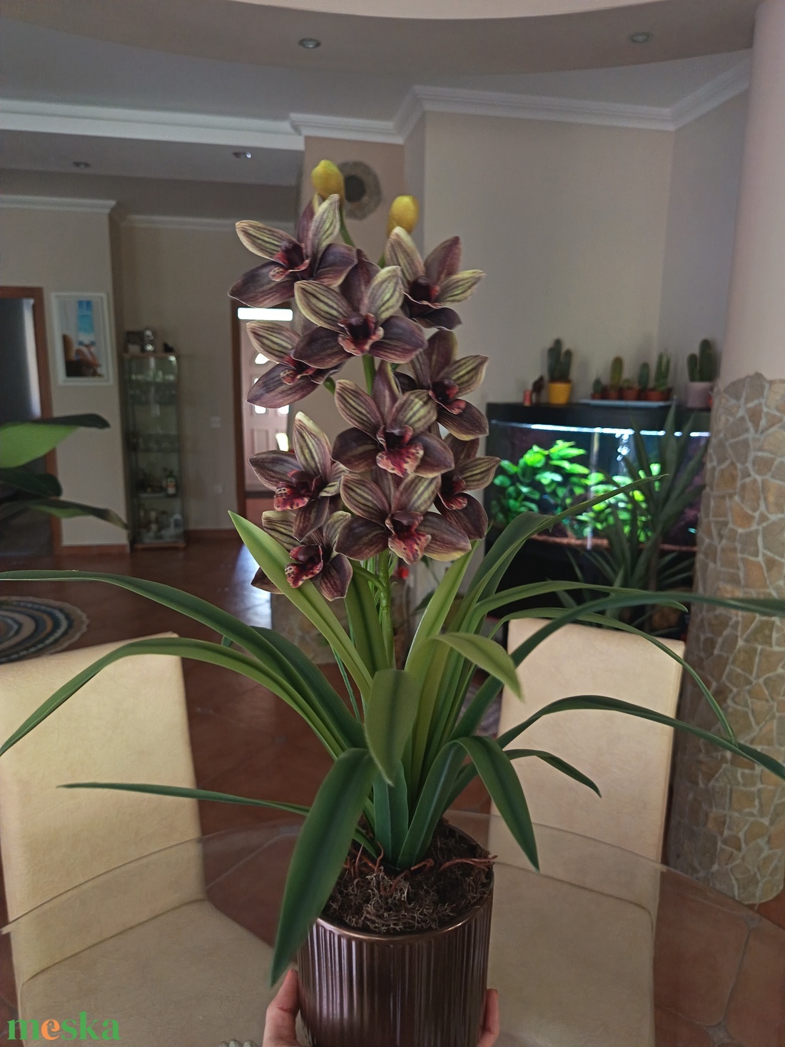 Élethű Cymbidium bronz bordás kerámiakaspóban  - otthon & életmód - dekoráció - asztal és polc dekoráció - asztaldísz - Meska.hu
