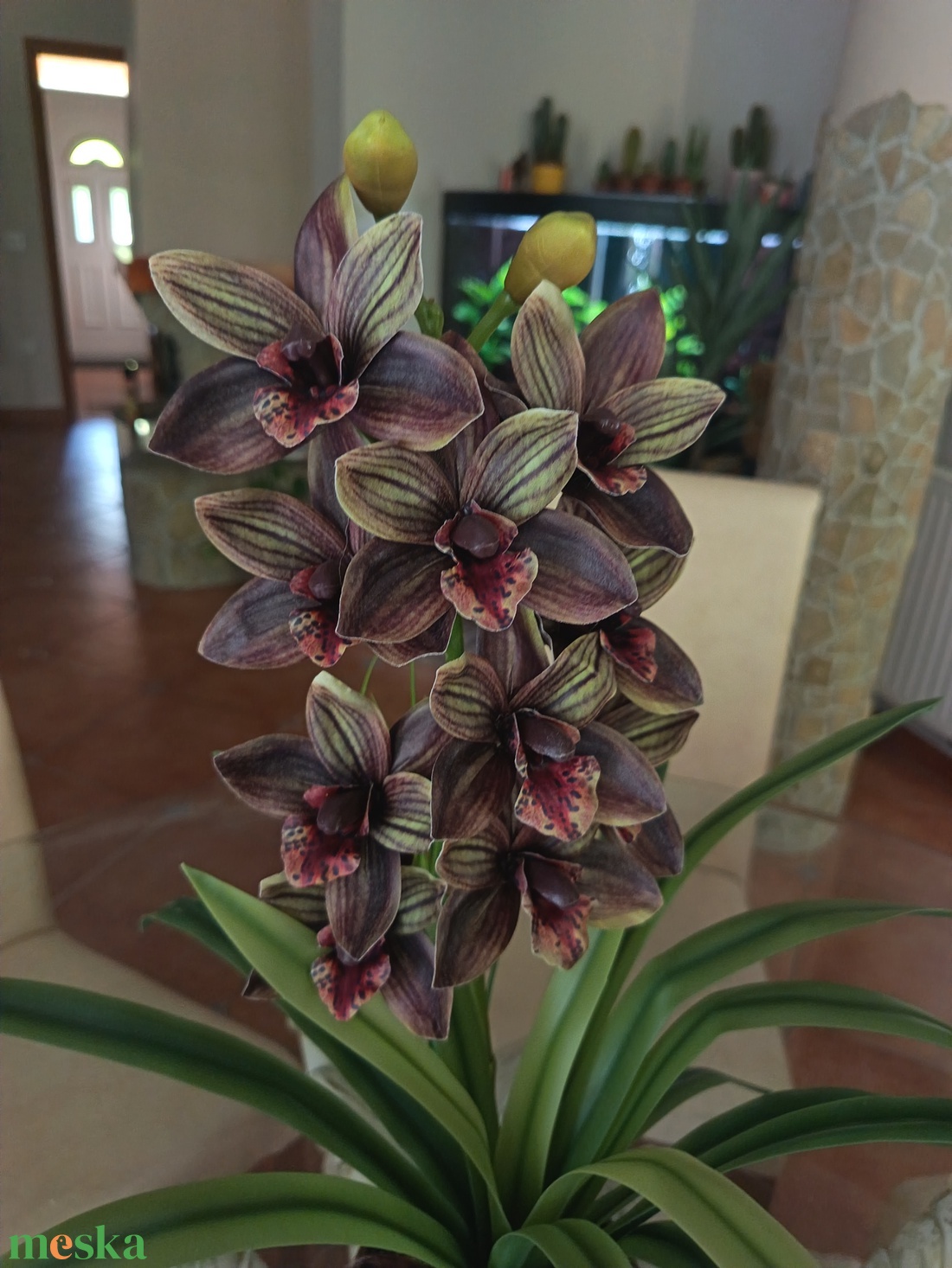 Élethű Cymbidium bronz bordás kerámiakaspóban  - otthon & életmód - dekoráció - asztal és polc dekoráció - asztaldísz - Meska.hu