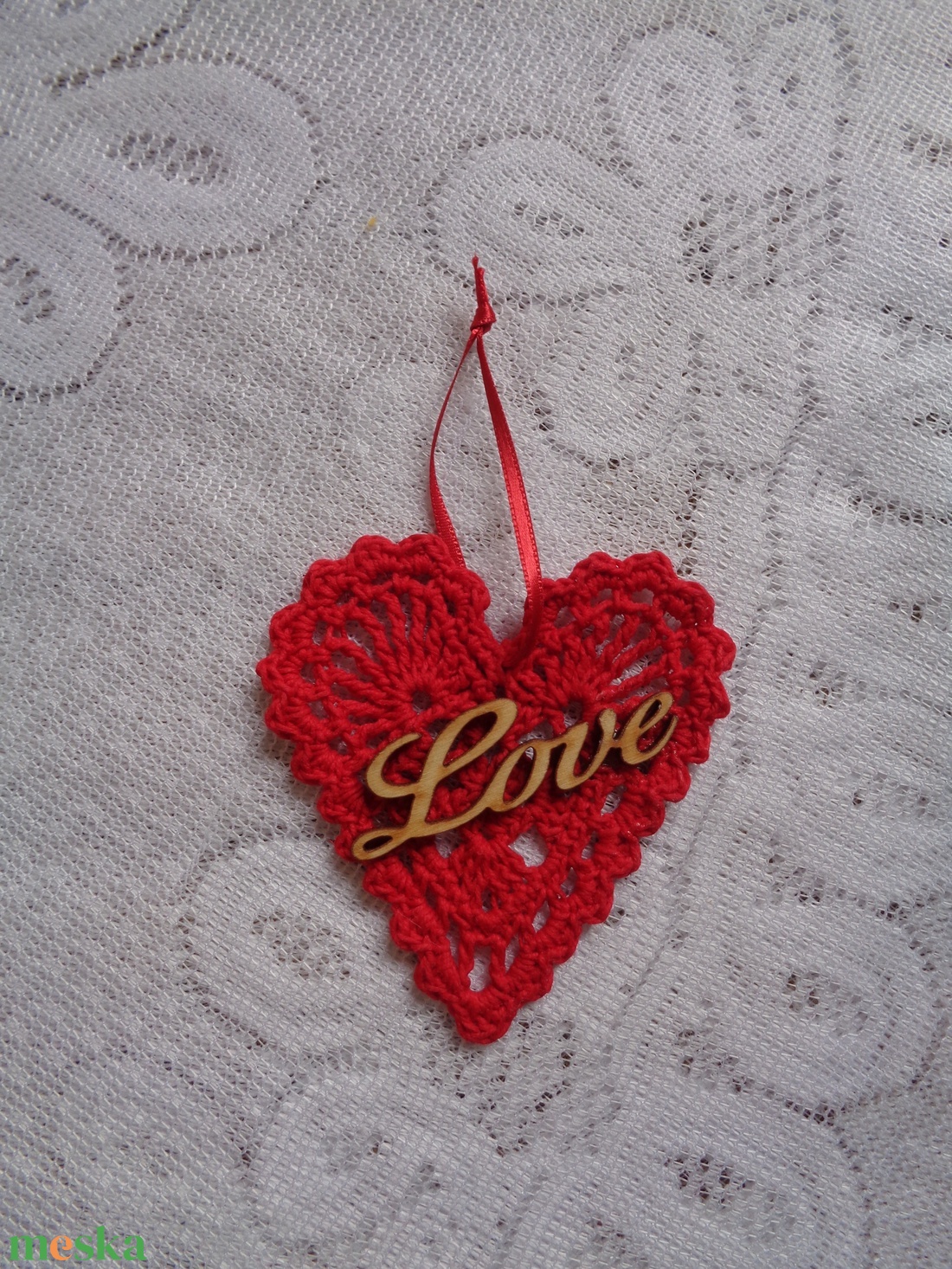 Piros horgolt szív  - otthon & életmód - lakástextil - abrosz, terítő - díszterítő polcra, komódra - Meska.hu