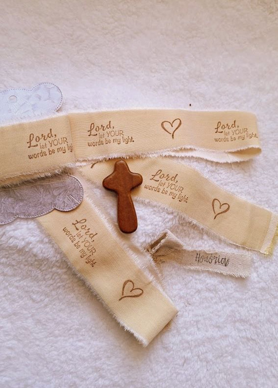 Kézzel festett és bélyegzett, tépett, pamutszalag, Bibliai, igés, felirattal- krém-013 - kellékek & szerszámok - rövidáru - szalag, pánt - textilszalag - Meska.hu