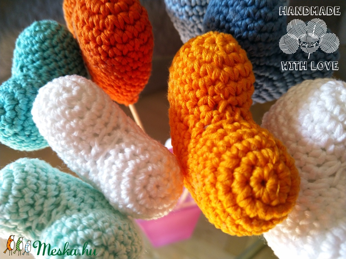 Horgolt 3D amigurumi szív pálcán - esküvő - dekoráció - helyszíni dekor - Meska.hu