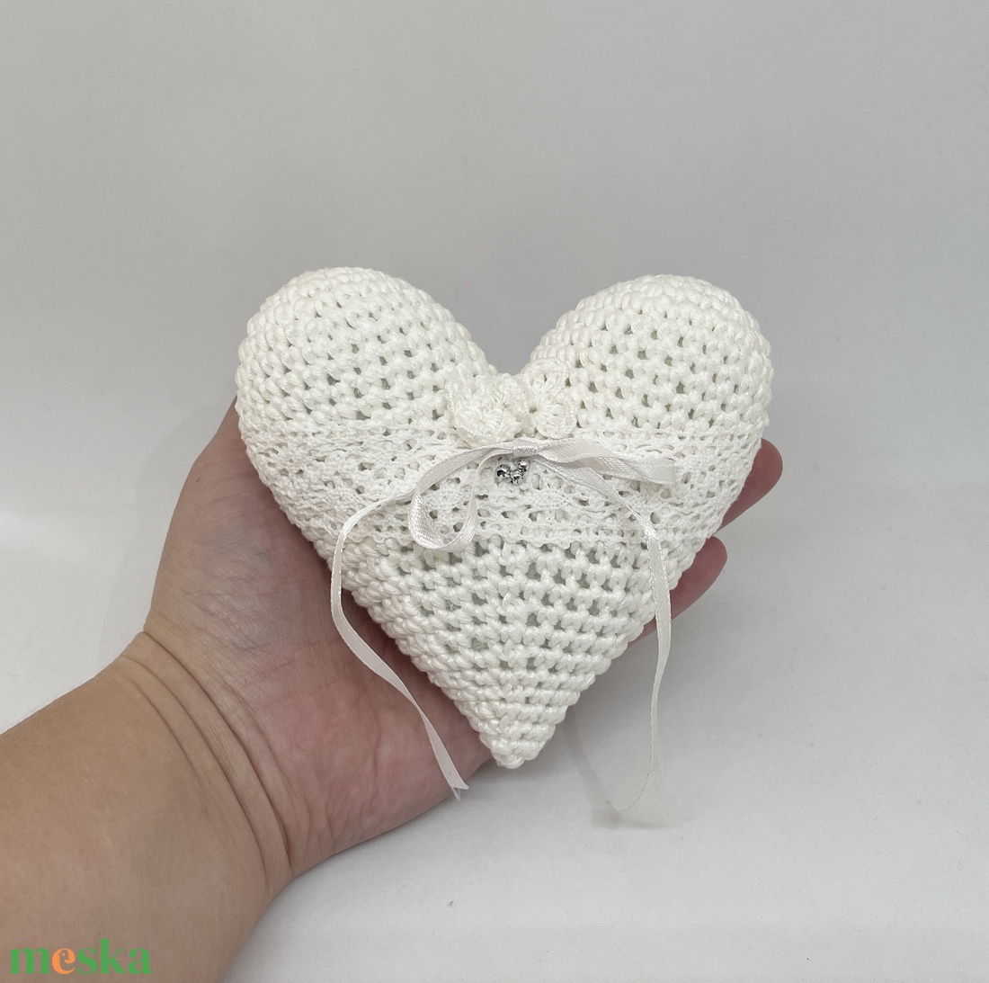 Horgolt szív alakú gyűrűtartó párna - esküvő - kiegészítők - gyűrűtartó & gyűrűpárna - Meska.hu Horgolt szív alakú gyűrűtartó párna - esküvő - kiegészítők - gyűrűtartó & gyűrűpárna - Meska.hu