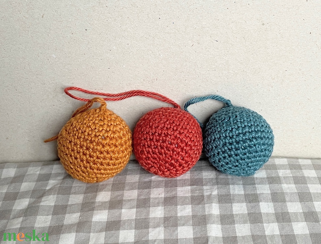 Horgolt mini gömbök - karácsony - karácsonyi lakásdekoráció - karácsonyi manók, figurák - Meska.hu