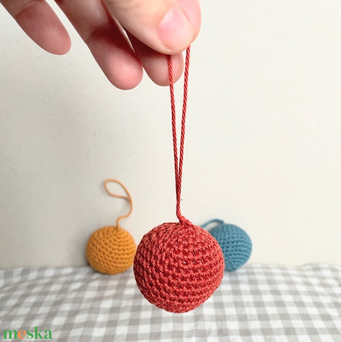 Horgolt mini gömbök - karácsony - karácsonyi lakásdekoráció - karácsonyi manók, figurák - Meska.hu