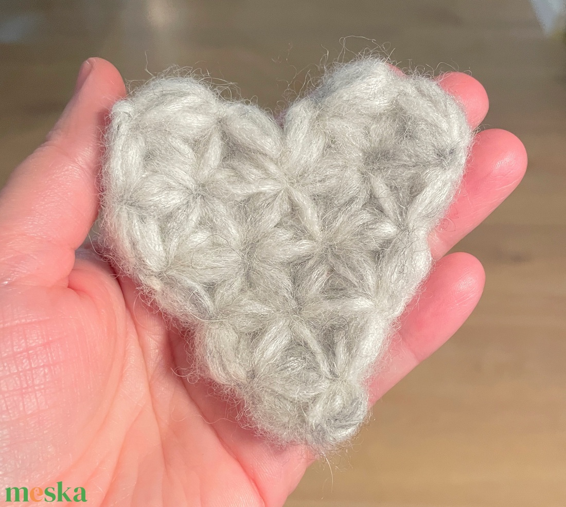 Horgolt szív dísz - esküvő - dekoráció - helyszíni dekor - Meska.hu