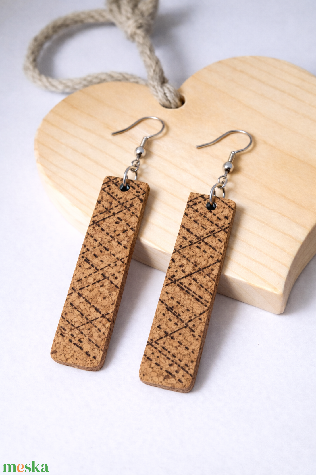 Mintázott parafa fülbevaló - ékszer - fülbevaló - lógó fülbevaló - Meska.hu