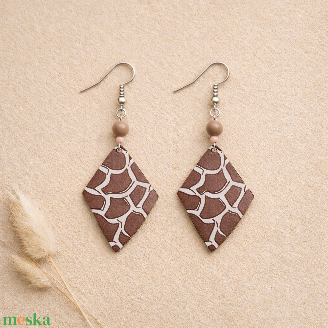 Szavanna Mokka � rombusz fülbevaló ásványgyönggyel - ékszer - fülbevaló - lógó fülbevaló - Meska.hu