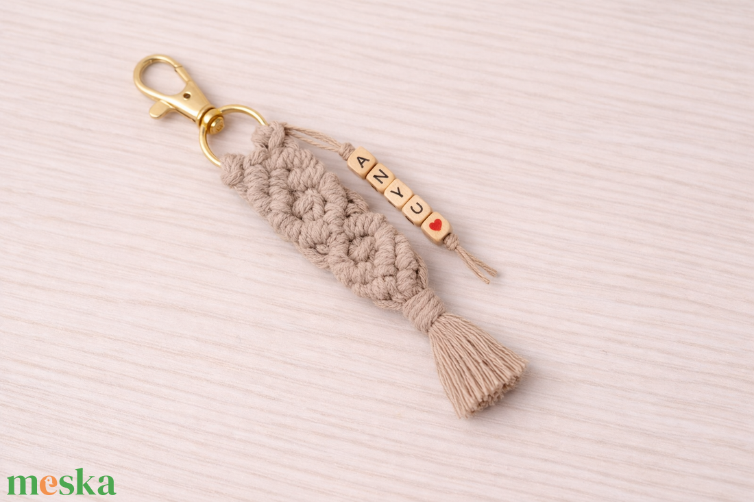 Makramé kulcstartó névvel� tejeskávé - táska & tok - kulcstartó & táskadísz - kulcstartó - Meska.hu