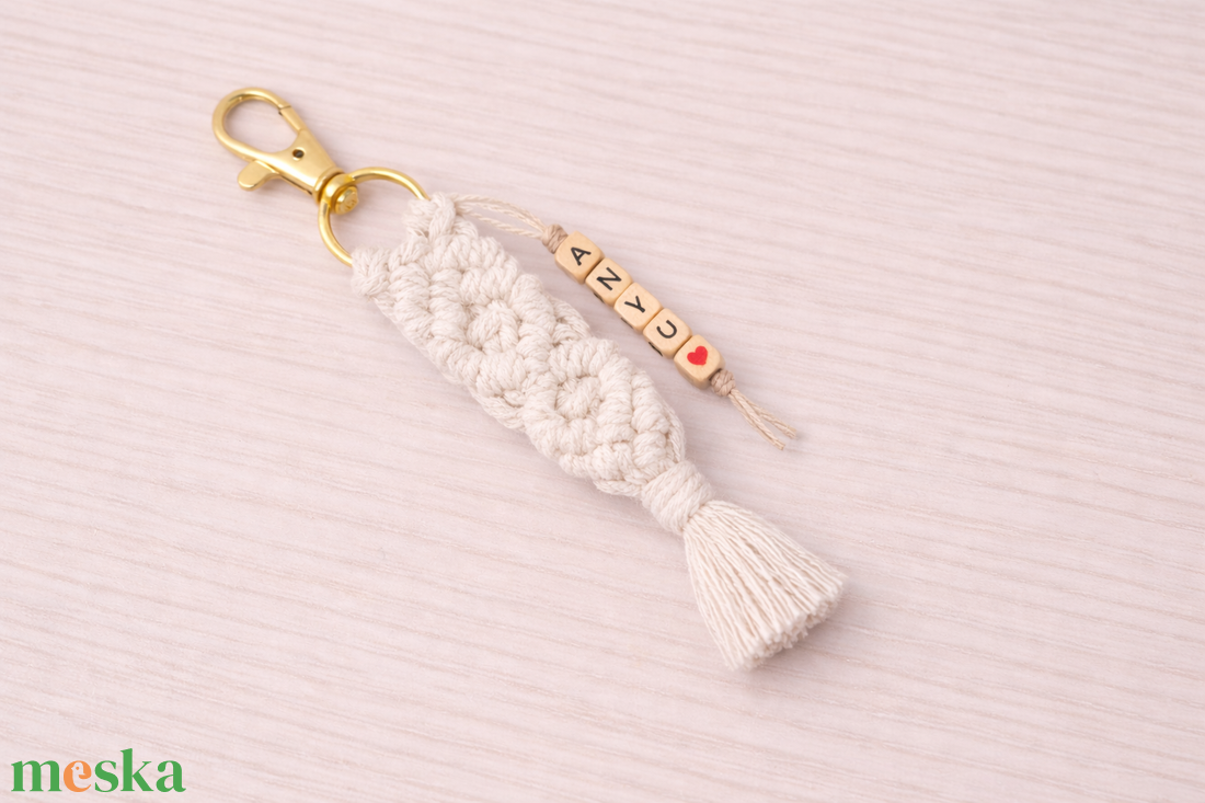 Makramé kulcstartó névvel� fehér - táska & tok - kulcstartó & táskadísz - kulcstartó - Meska.hu