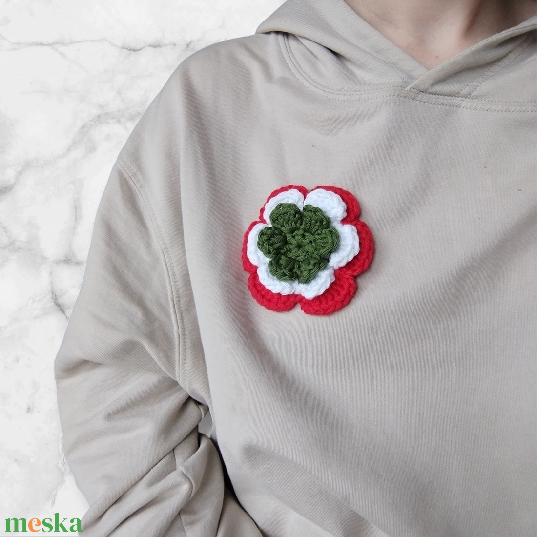 Horgolt 3D virágos kokárda kitűző - ékszer - kitűző és bross - Meska.hu