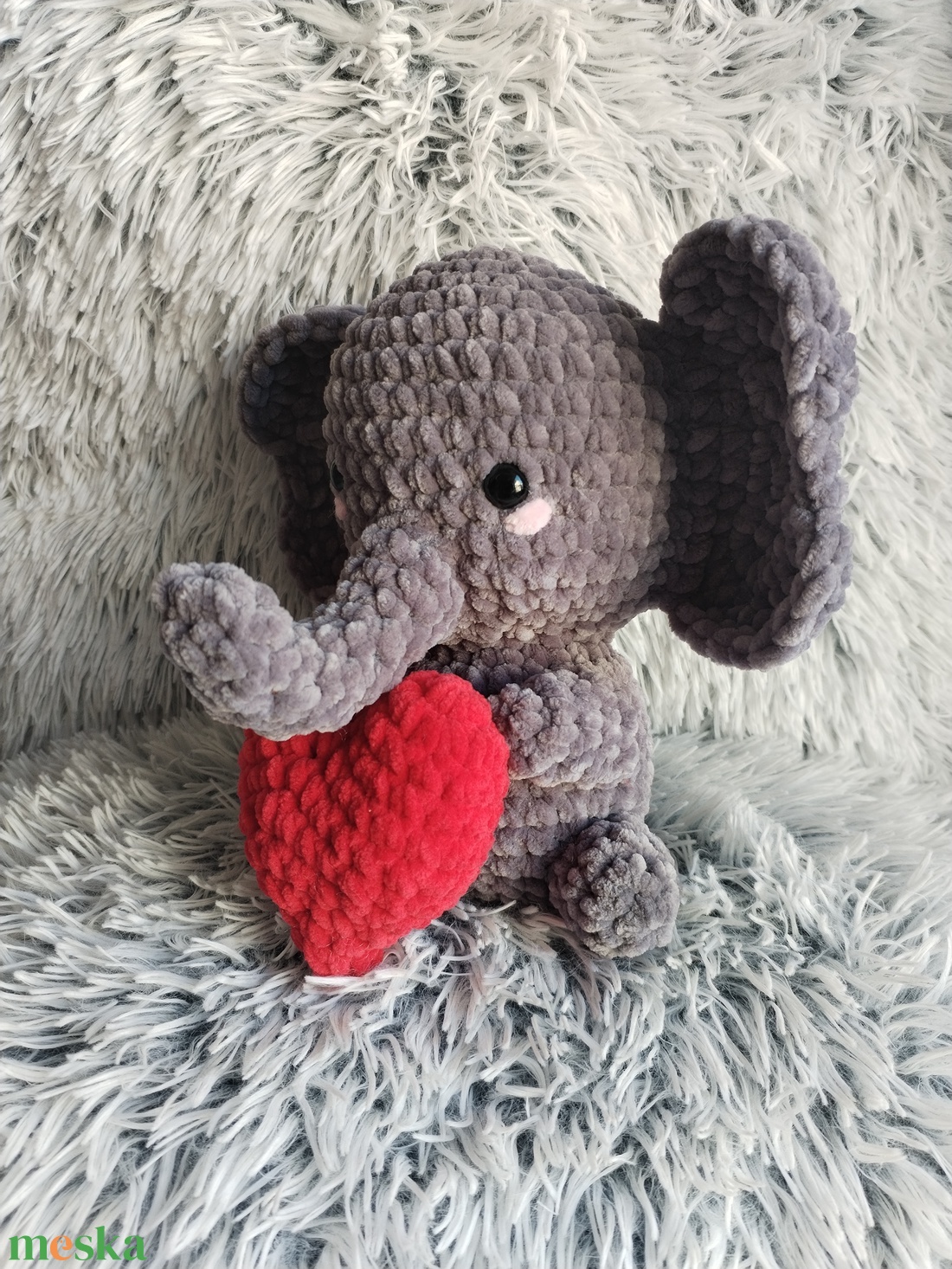 Horgolt Valentin-napi kiselefánt szívvel - játék & sport - plüssállat & játékfigura - elefánt - Meska.hu
