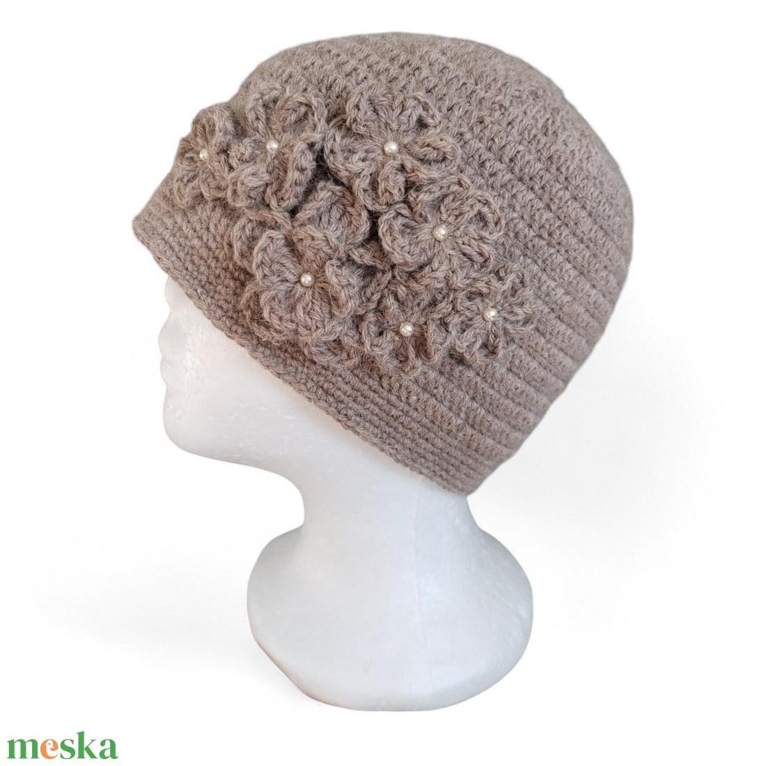 Niki rendelése - Horgolt virágos sapka gyöngyökkel - ruha & divat - sál, sapka, kendő - sapka - Meska.hu