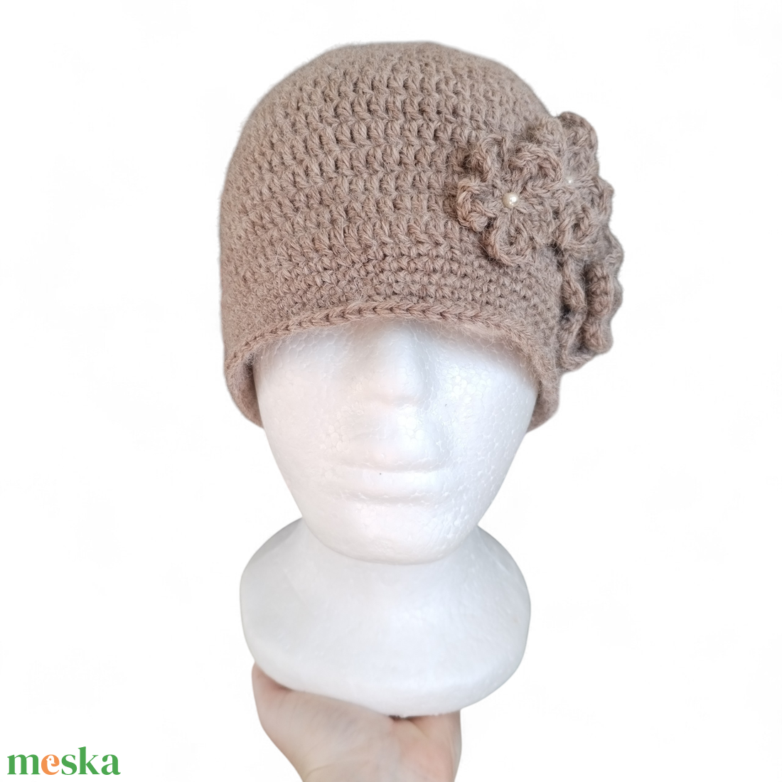 Niki rendelése - Horgolt virágos sapka gyöngyökkel - ruha & divat - sál, sapka, kendő - sapka - Meska.hu