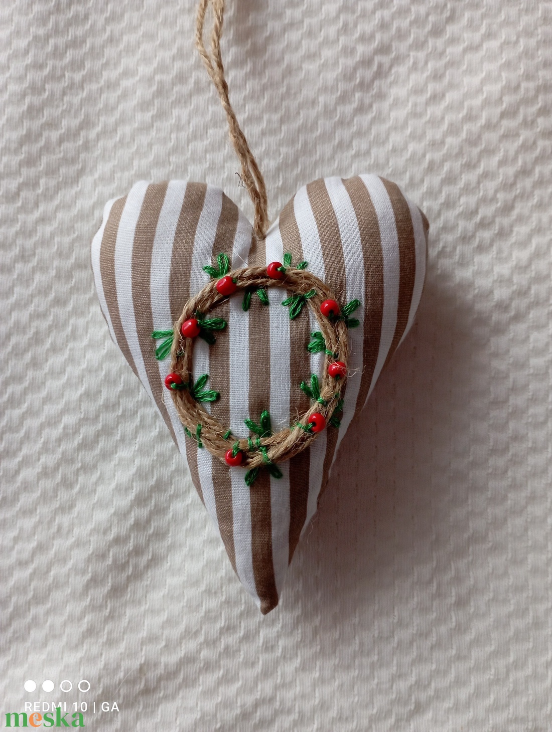 Hímzett koszorúval díszített dekorációs figurák - otthon & életmód - dekoráció - dísztárgy - Meska.hu Hímzett koszorúval díszített dekorációs figurák - otthon & életmód - dekoráció - dísztárgy - Meska.hu