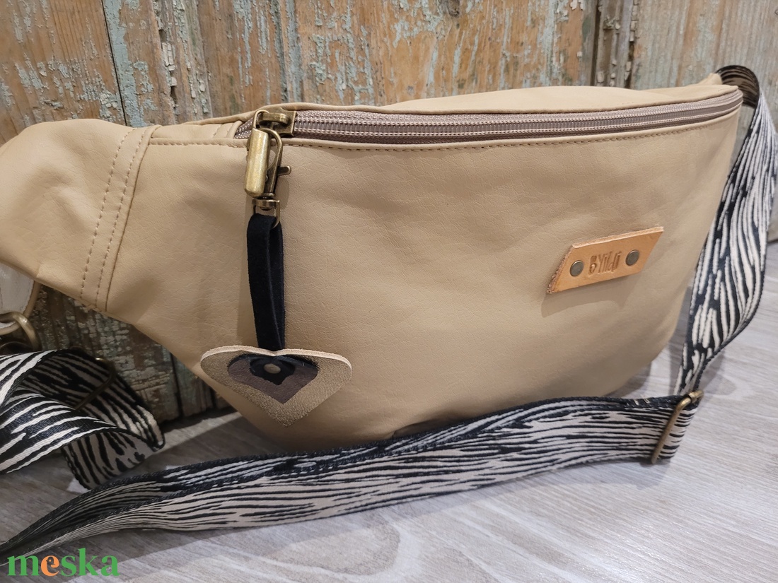 Tejeskávé  táska. mintás heveder. Övtáska fazonú műbőr táska, válltáska , vállon átvethető táska - táska & tok - kézitáska & válltáska - vállon átvethető táska - Meska.hu